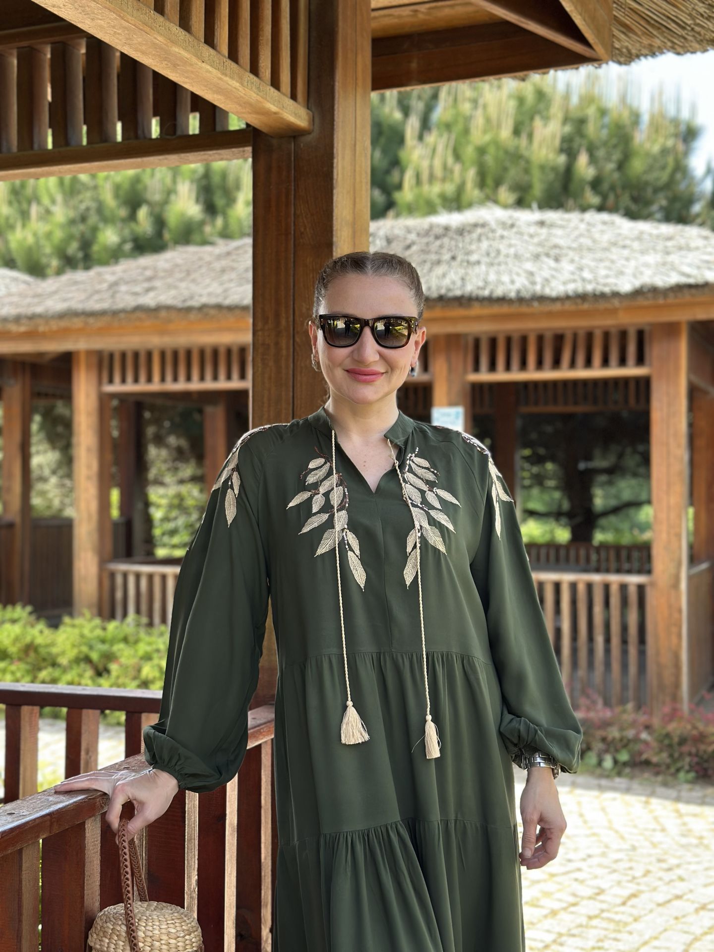 Nakışlı kat kat viskon elbise haki