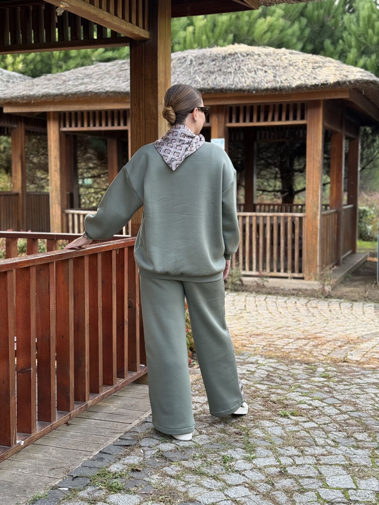 Yaka Fularlı Eşofman Takımı Çağla