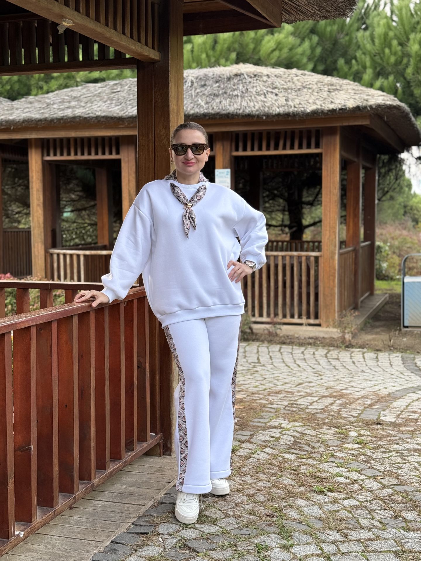 Yaka Fularlı Eşofman Takımı Beyaz