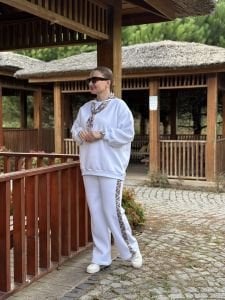 Yaka Fularlı Eşofman Takımı Beyaz