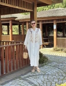 Pullu V yaka düğmeli elbise beyaz