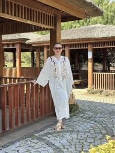 Pullu V yaka düğmeli elbise beyaz