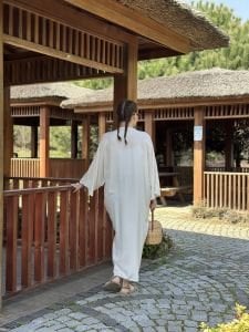 Pullu V yaka düğmeli elbise beyaz