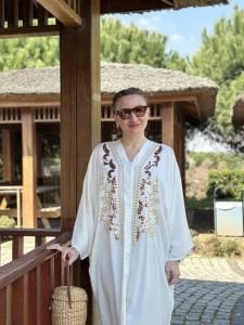 Pullu V yaka düğmeli elbise beyaz