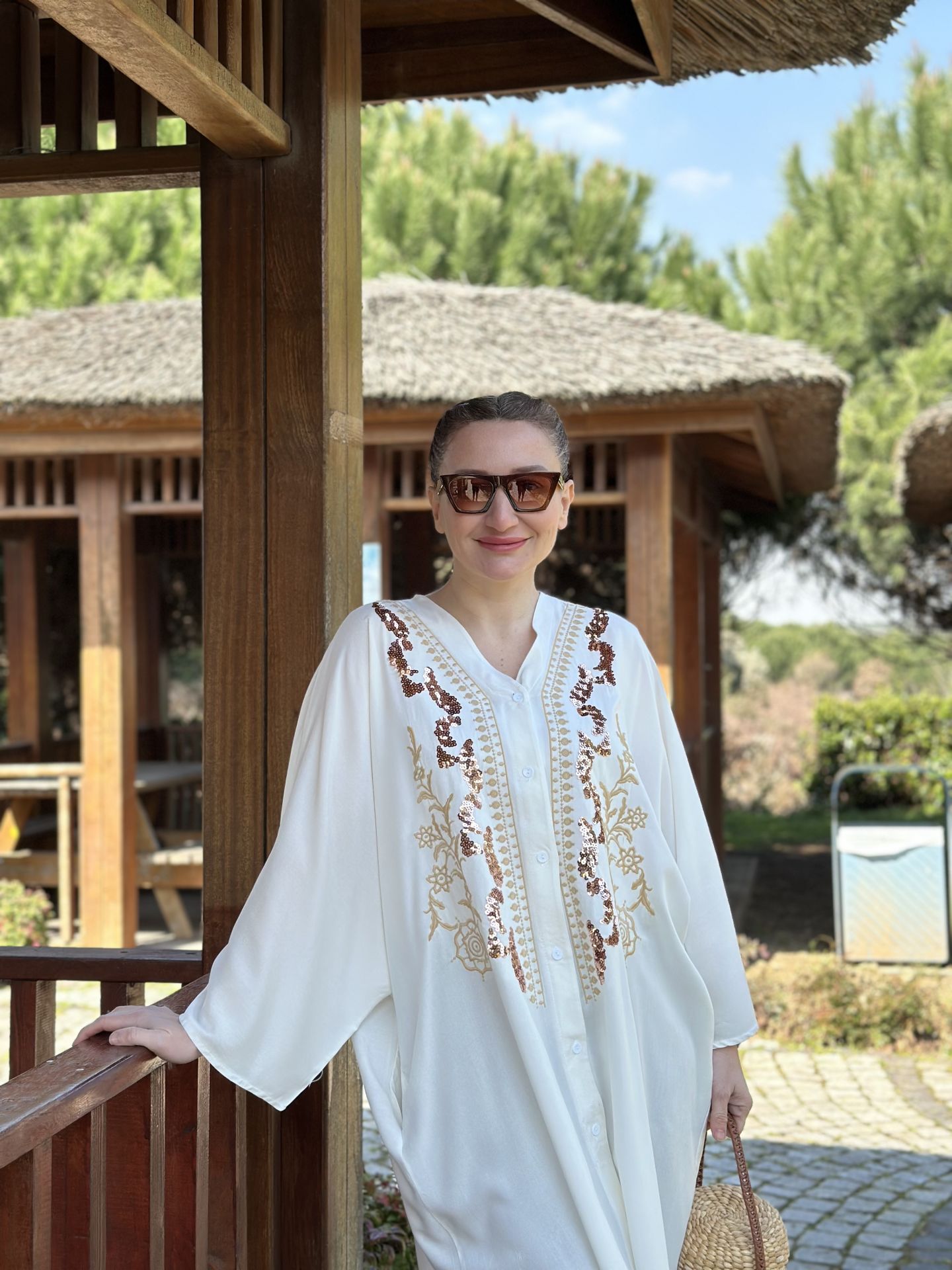 Pullu V yaka düğmeli elbise beyaz