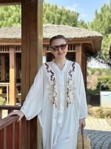 Pullu V yaka düğmeli elbise beyaz