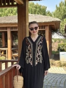 Pullu V yaka düğmeli elbise siyah