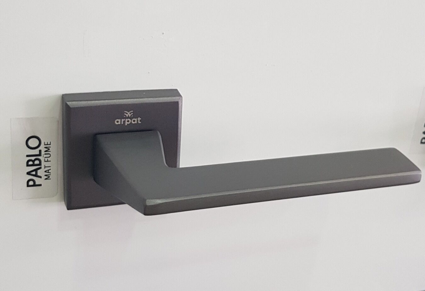 ARPAT PABLO MAT FÜME İTALYAN KARE ROZETLİ ALÜMİNYUM WC KAPI KOLU TAKIM