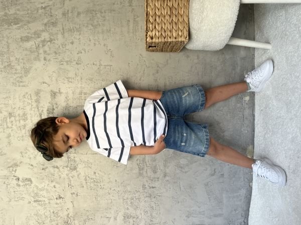 Denim şort çizgili tişört takım