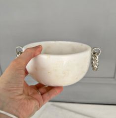 GÜMÜŞ ZİNCİR KULPLU YUVARLAK MERMER SAKSI BEYAZ 15 CM