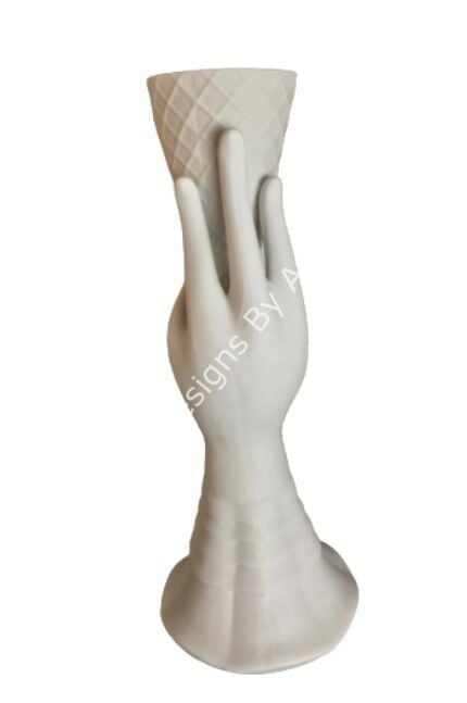 BÜYÜK KÜLAH TUTAN EL