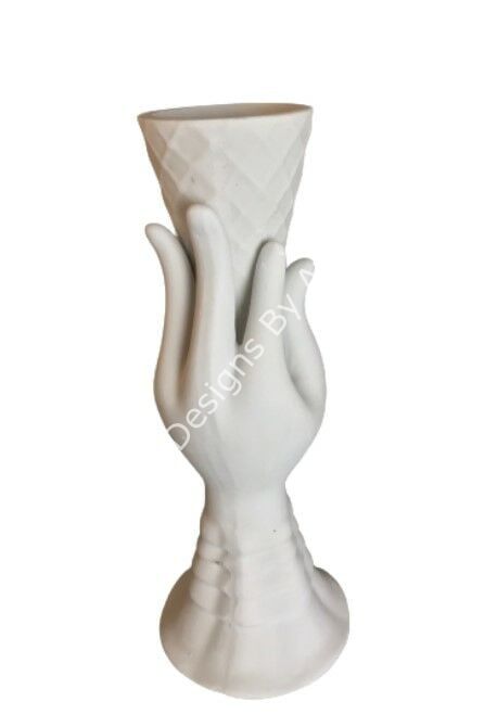 KÜÇÜK KÜLAH TUTAN EL