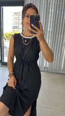 Robe noire en lin affleurant avec transition de passepoil blanc