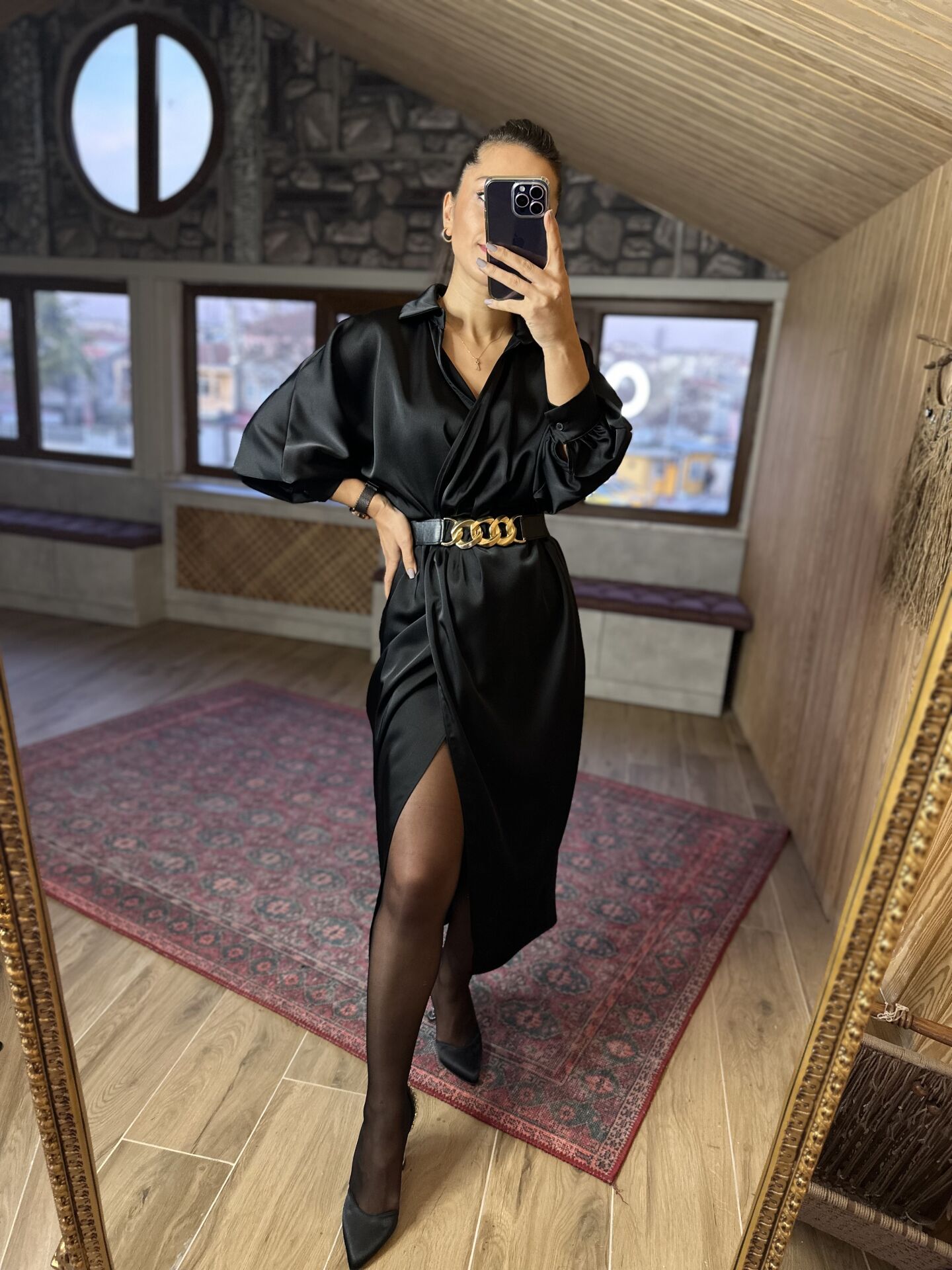 Robe en satin avec ceinture en chaine noire