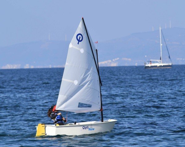 Barco Optimist de entrenamiento totalmente equipado