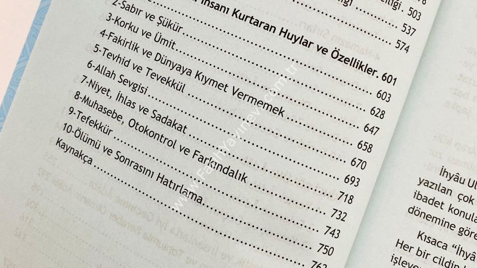 40 Başlıkta İslâm Nasıl Yaşanmalı? - Sert Kapak
