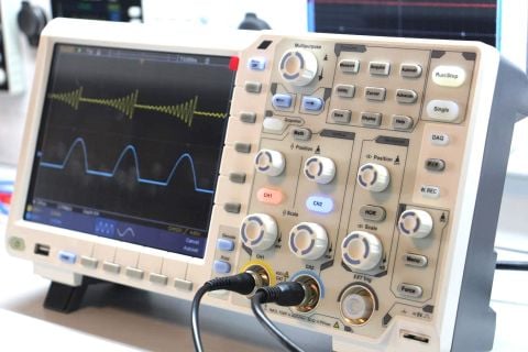 Owon XDS3302 Osiloskop 300 MHZ 2 Kanal 8'' DokEkran-2.5 GS/s