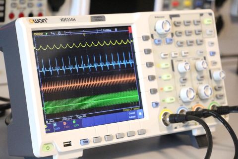 Owon XDS3104AE Osiloskop 100MHz 4 Kanal 8'' Dok-ekran 14 Bit