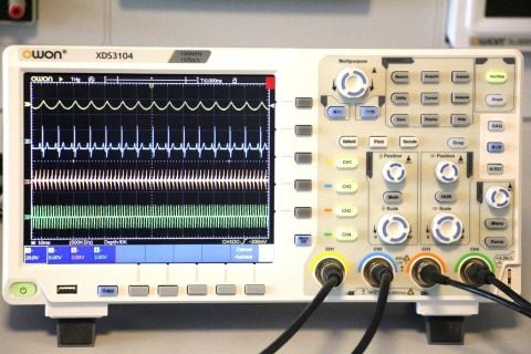 Owon XDS3104AE Osiloskop 100MHz 4 Kanal 8'' Dok-ekran 14 Bit