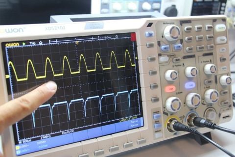 Owon XDS2102 Osiloskop 100 MHz 2 Ch  8” Dok-Ekr Decode