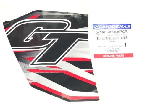 MODENAS GT135 DIŞ DİZLİK GT ETİKETİ KIRMIZI SOL ORJİNAL