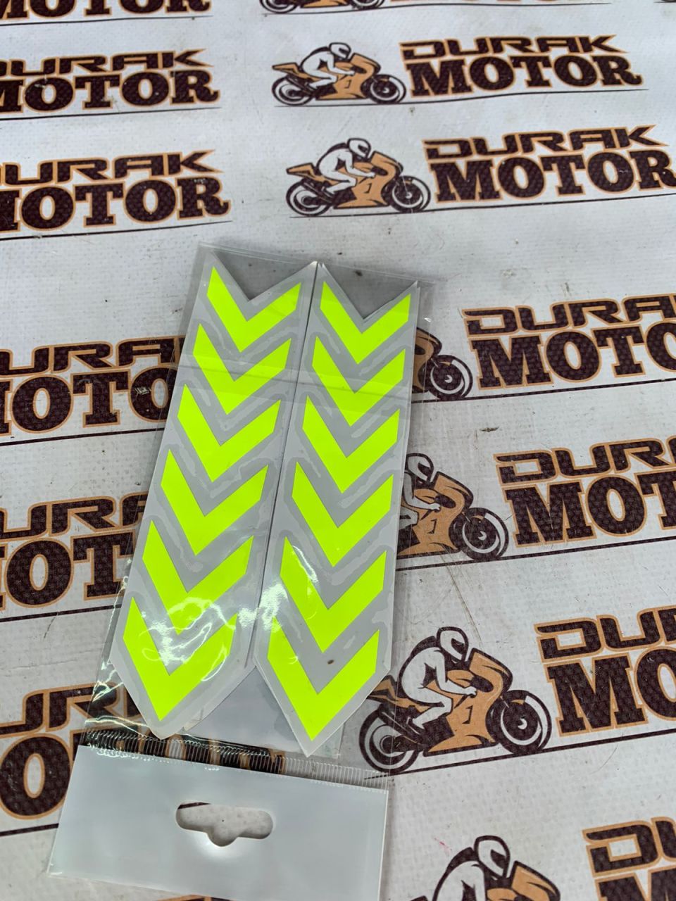 ÇAMURLUK VE SAKAL NEON SARI SİVRİ STİCKER