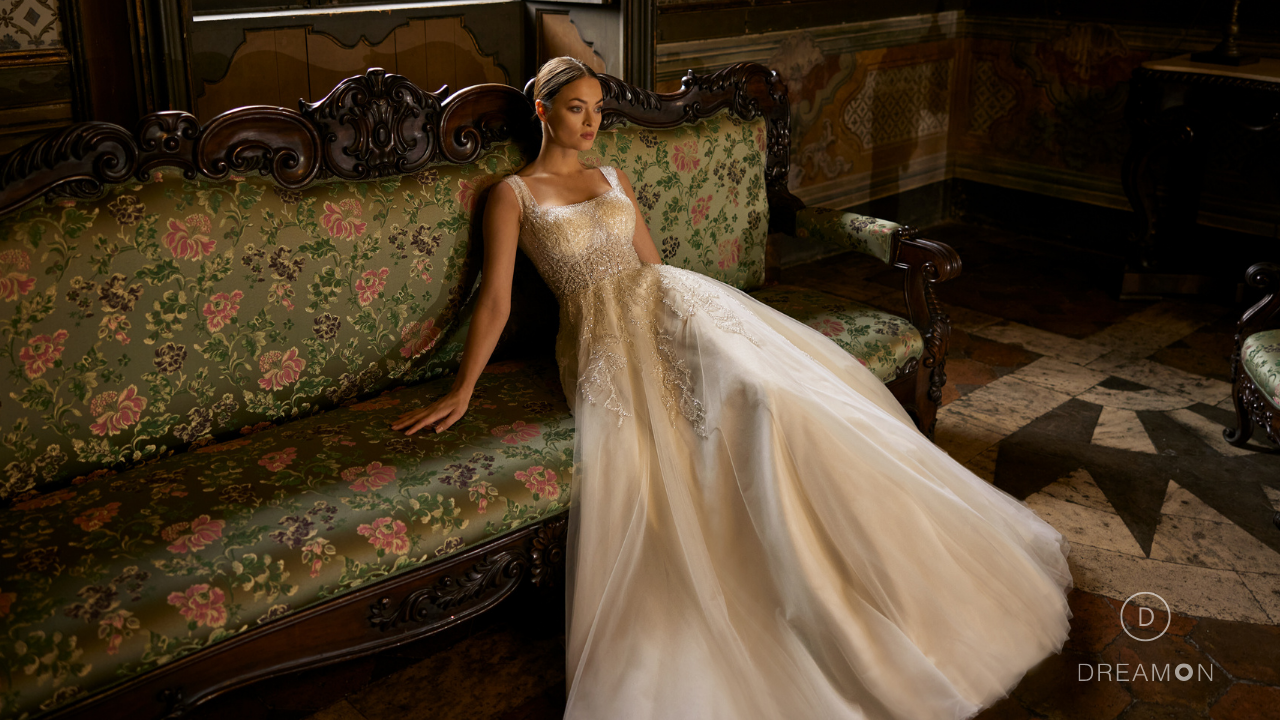 How to Choose a Wedding Dress for Apple Body Type?