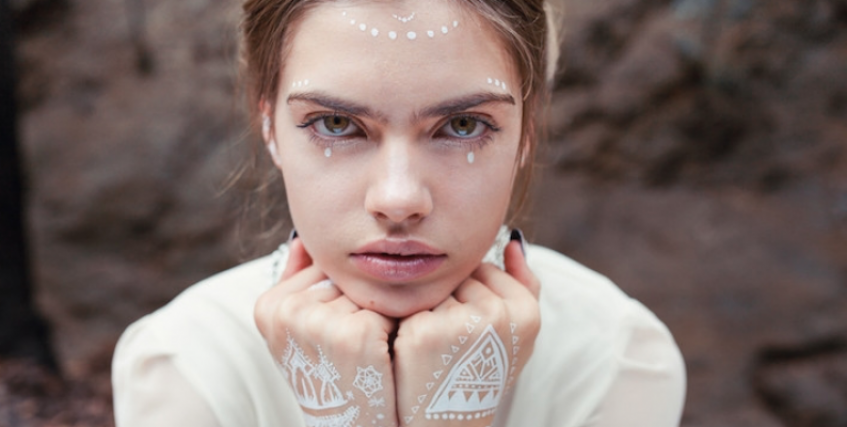 Nueva moda para novias Tatuaje de henna blanca