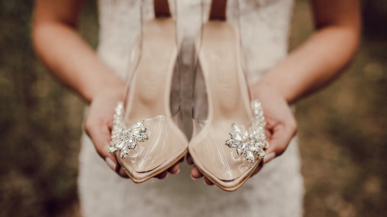 How should bridal shoes be chosen?