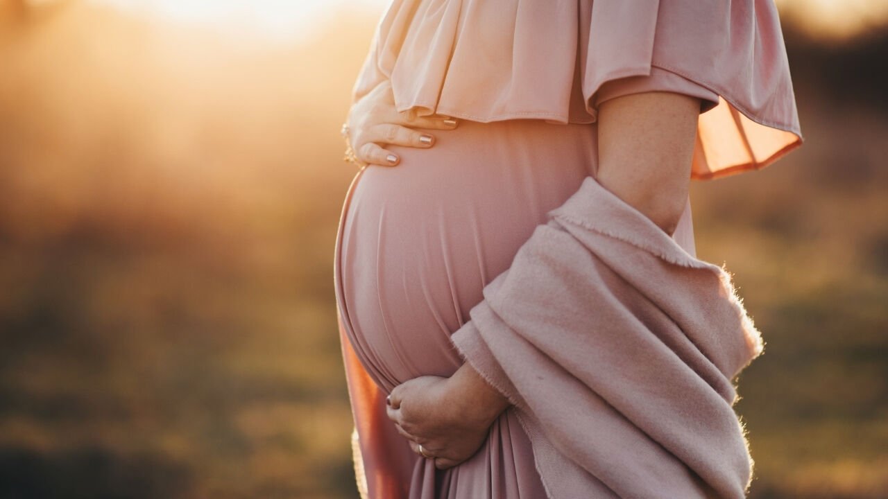 ¿Cómo deberían preferirse los vestidos de noche para las mujeres embarazadas?