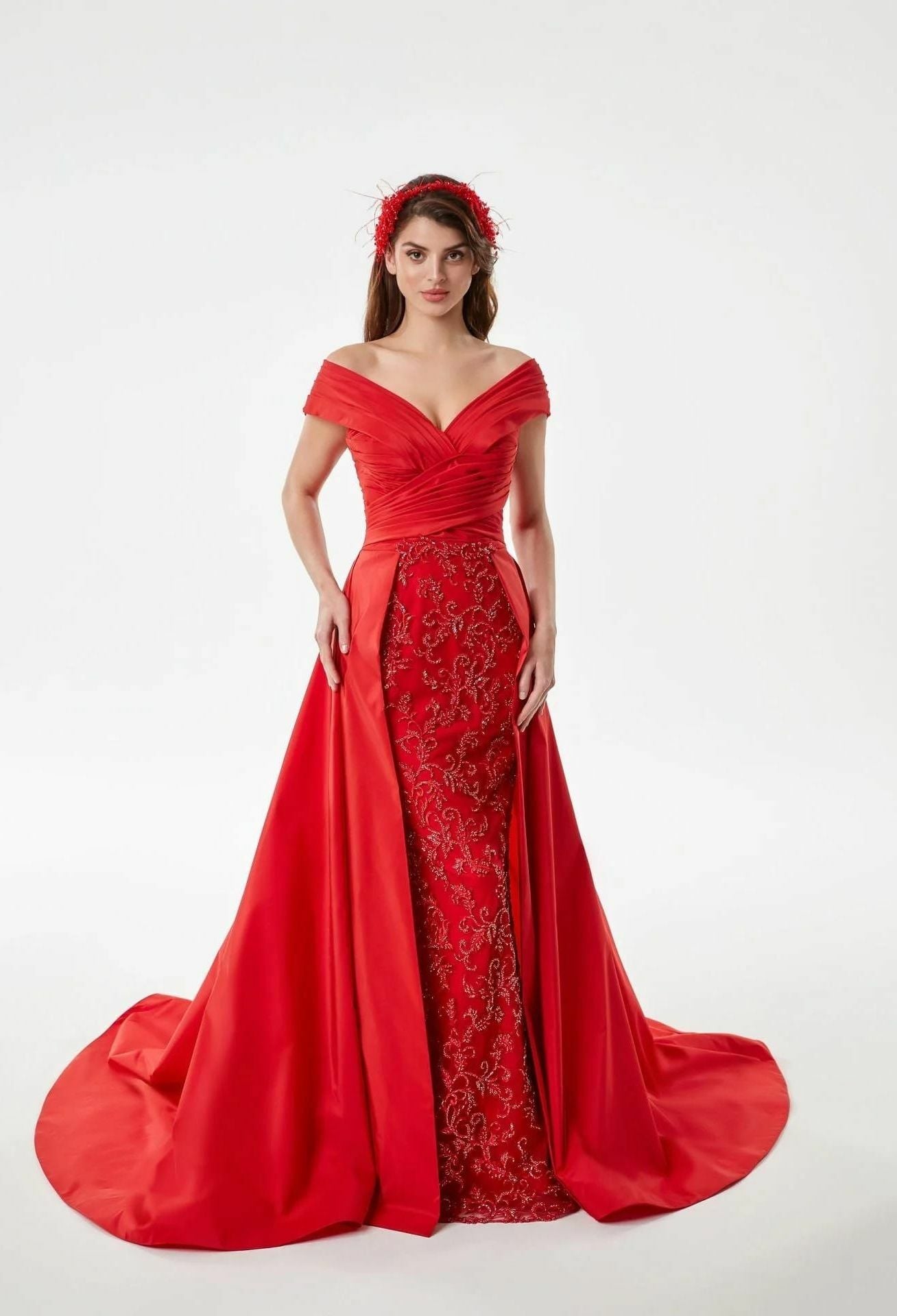 Kayık Yaka, Drapeli, Tafta Saten, İşlemeli Kuyruklu Abiye Modeli - Kırmızı