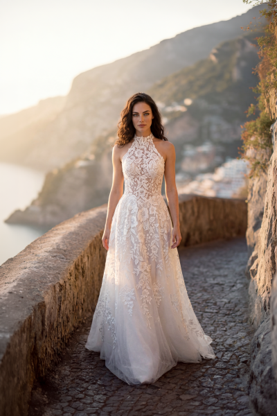 Çiçek Ve Yaprak Formlu, Bedeni Nakışlı, Halter Yaka Üzerine Hakim Yaka, İşlemeli Dantelli, Sırt Dekolteli, V Beden Formu Gelinlik Modeli