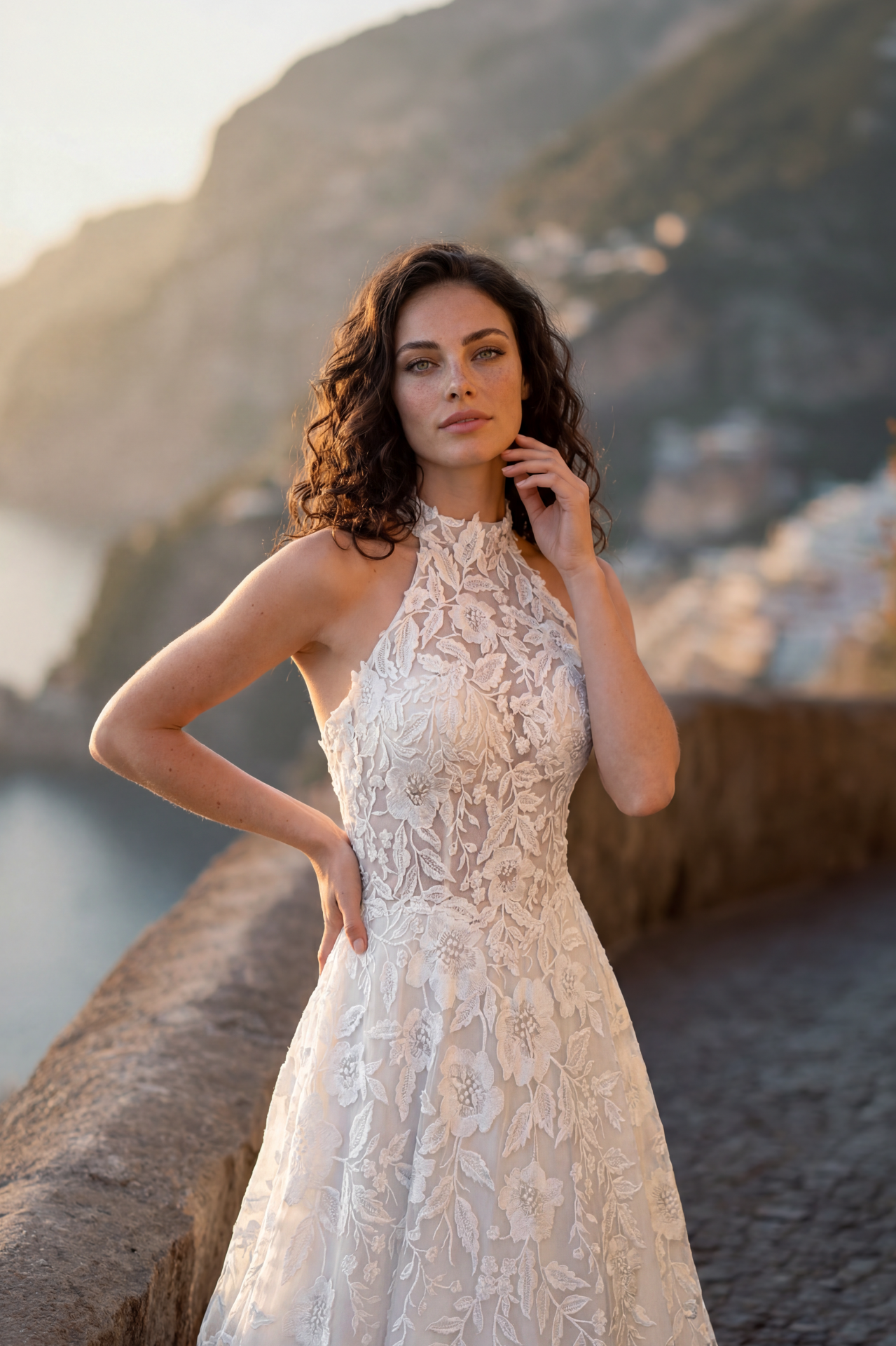 Çiçek Ve Yaprak Formlu, Bedeni Nakışlı, Halter Yaka Üzerine Hakim Yaka, İşlemeli Dantelli, Sırt Dekolteli, V Beden Formu Gelinlik Modeli