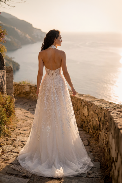 Çiçek Ve Yaprak Formlu, Bedeni Nakışlı, Halter Yaka Üzerine Hakim Yaka, İşlemeli Dantelli, Sırt Dekolteli, V Beden Formu Gelinlik Modeli