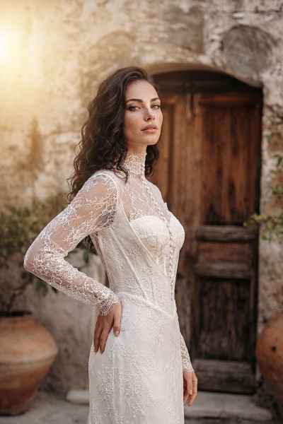 Viktoryen Stil, Hakim Yaka İllüzyon Dekolteli, İnci Düğme Detaylı, Fransız Dantelli ve Transparan Korseli Gelinlik Modeli