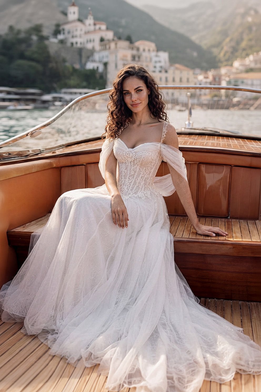 Kristal Taş İşlemeli Kalp Yaka, Düşük Omuz Mikado Kumaş, Şeffaf Panelli Mimari Korseli Prenses Gelinlik Modeli