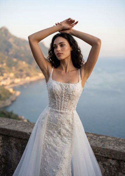 İllüzyon V Yaka, Floral Dantel Aplikeli, Derin Sırt Dekolteli Ve Uçuşan Tül Etekli Helen Gelinlik Modeli