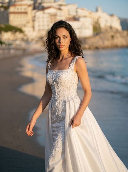 Üç Boyutlu Floral Aplikeli, Omuzdan Düşen Drapeli Kol, Transparan Balenli Korseli Ve Simli Tül Etekli Helen Gelinlik Modeli