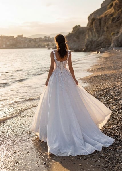Üç Boyutlu Floral Aplikeli, Omuzdan Düşen Drapeli Kol, Transparan Balenli Korseli Ve Simli Tül Etekli Helen Gelinlik Modeli