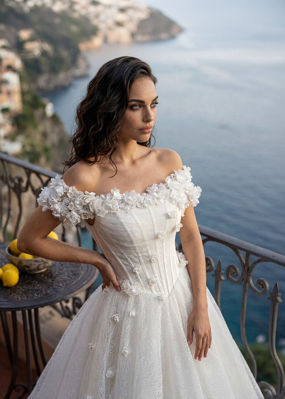 Omuzları Fiyonk Detaylı, Şeffaf Balenli Korseli, Floral Dantel Aplikeli Ve Katmanlı Simli Tül Etekli Helen Gelinlik Modeli