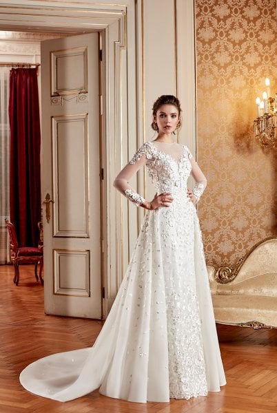 Kuyruklu, Dar Etekli, Uzun Kollu Üç Boyutlu İşlemeli Gelinlik Modeli