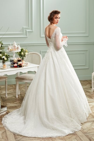 Длинный рукав, V-образный вырез, кружевное свадебное платье трапециевидной формы