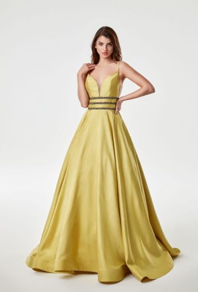 Tirantes finos, detalle de cintura, escote, modelo de vestido de noche evasé