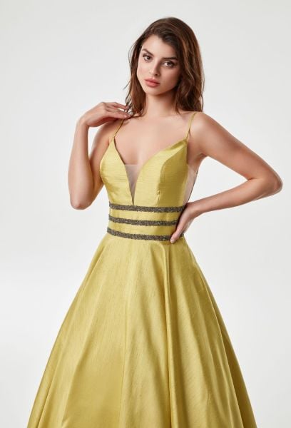 Tirantes finos, detalle de cintura, escote, modelo de vestido de noche evasé