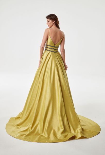 Tirantes finos, detalle de cintura, escote, modelo de vestido de noche evasé