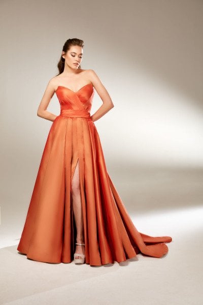 Modelo de vestido de noche con corte en A y tafetán con cinturón de cuerpo drapeado sin tirantes
