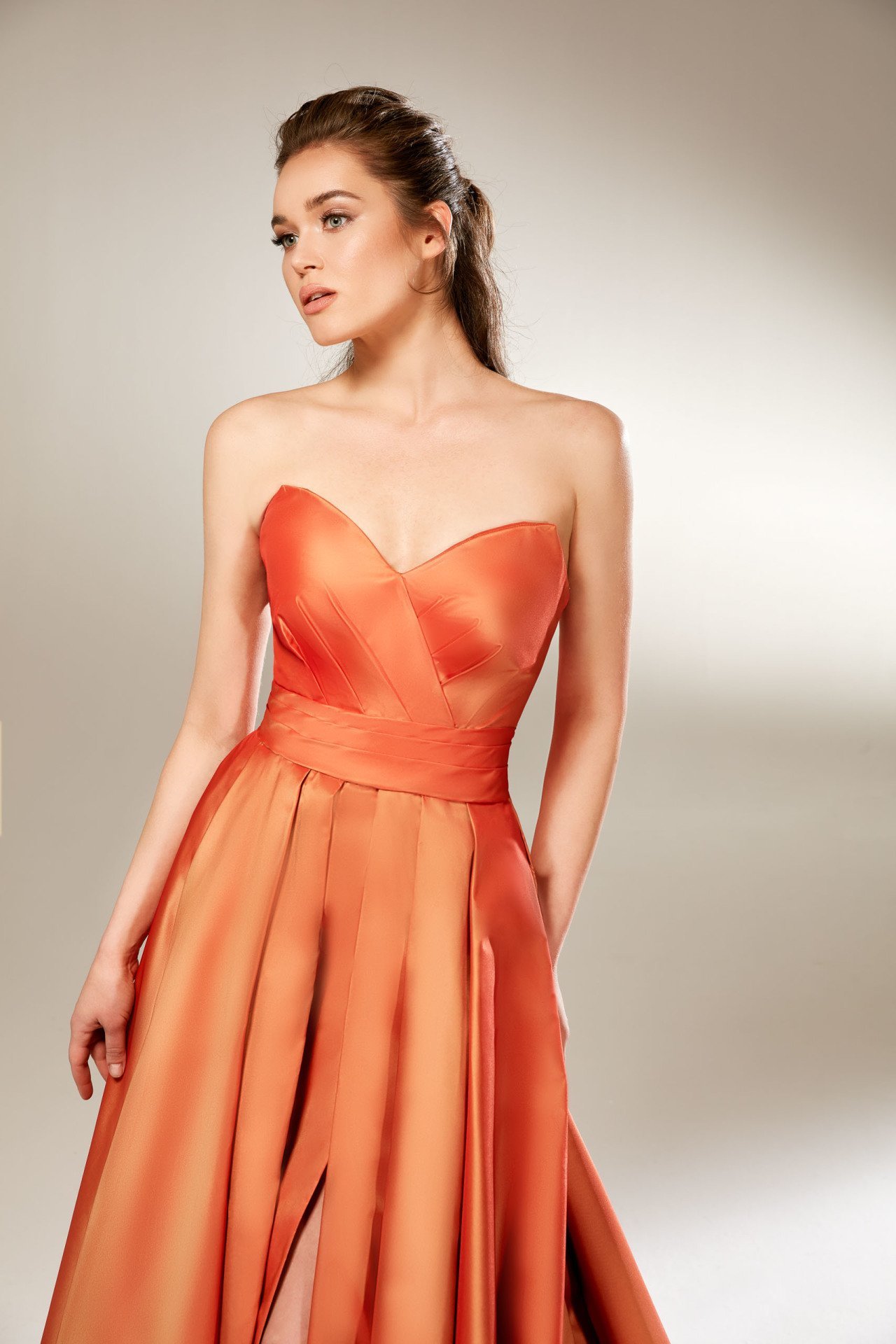 Modelo de vestido de noche con corte en A y tafetán con cinturón de cuerpo drapeado sin tirantes