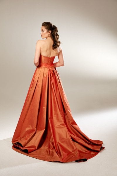 Modelo de vestido de noche con corte en A y tafetán con cinturón de cuerpo drapeado sin tirantes