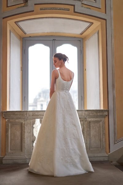 Box Neck, Thin Straps, Cage Form, Embroidered Italian Organza Fabric, Grid Effect, Voluminous Skirt, Waist Belt Detail, Ecru Color, Round Back Neckline Wedding Dress Model
