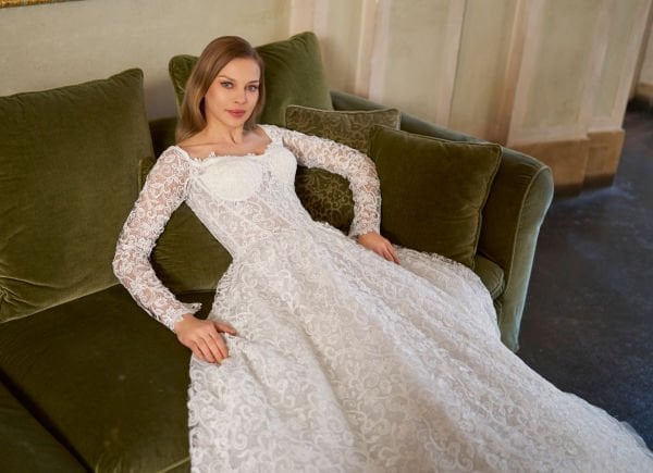 Korse ve Yarı Transparan Bedenli, Uzun Kollu Güpür Dantelli Vintage Gelinlik Modeli